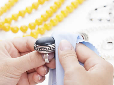 Nettoyage et entretien des bijoux en pierre